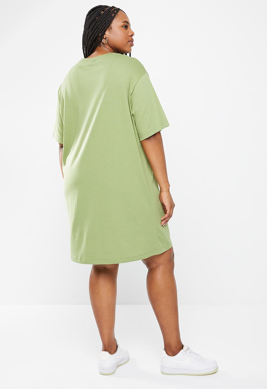 Nike - Plus w nsw essential short sleeve dress - alligator & white