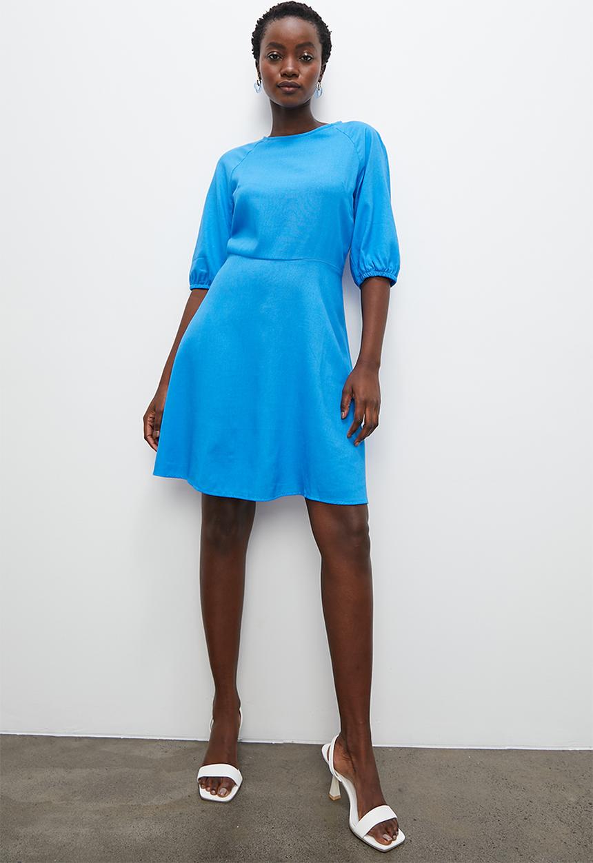 Superbalist - Puff sleeve open back fit & flare - cyan 