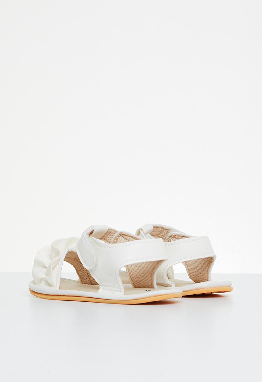 Pop Candy - Baby sandal with ruffles - white