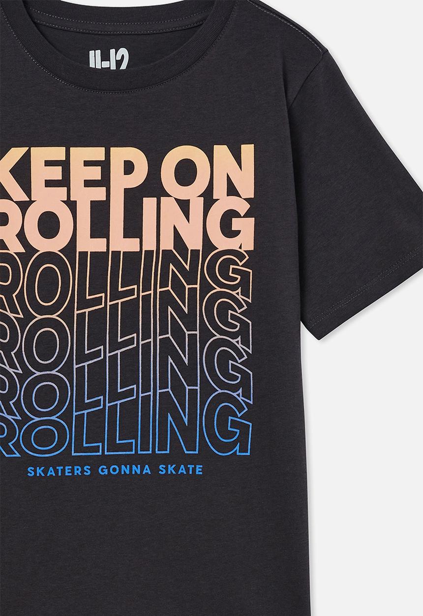 Cotton On - Maxy skater short sleeve tee-phantom/keep on rolling