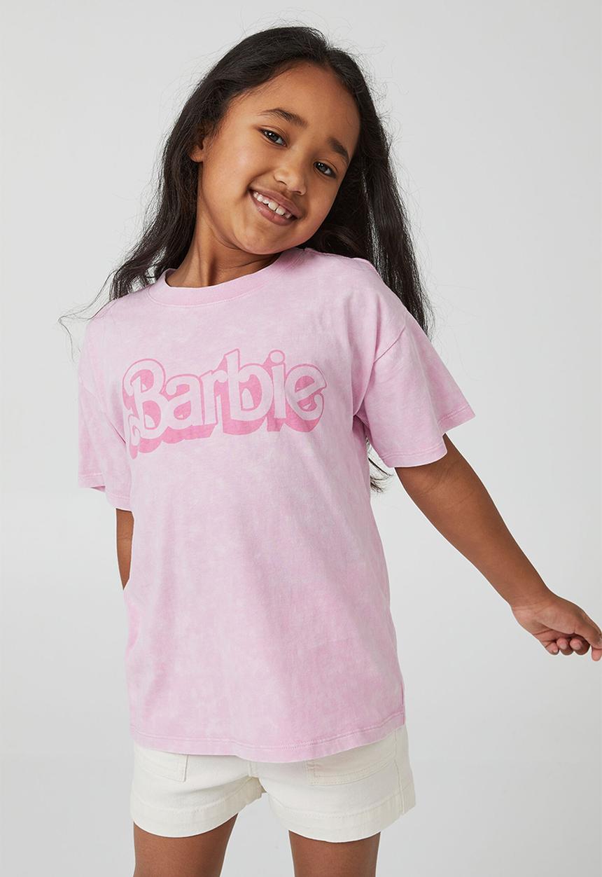 Cotton On - License drop shoulder tee - mat barbie logo/cali pink wash
