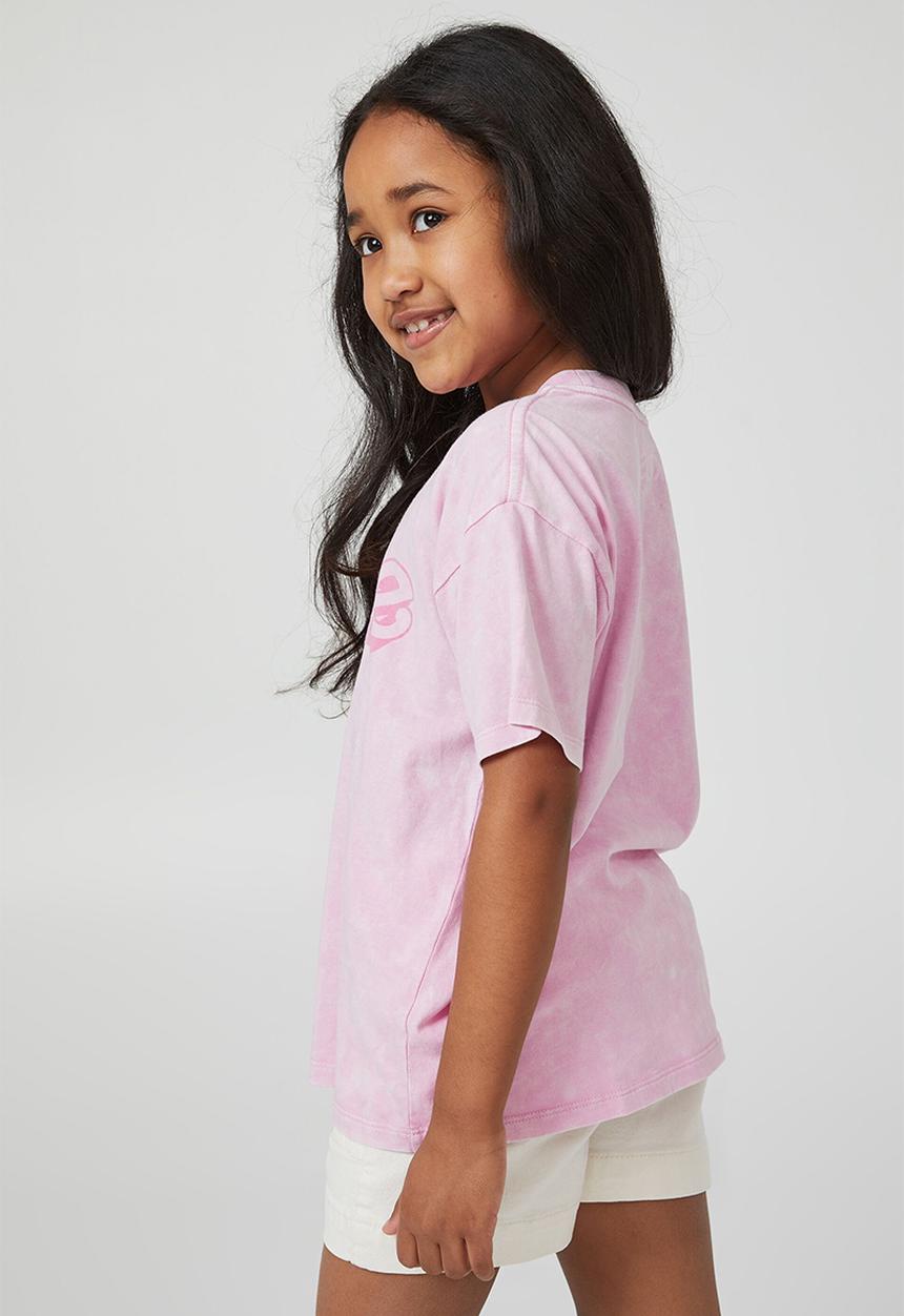 Cotton On - License drop shoulder tee - mat barbie logo/cali pink wash