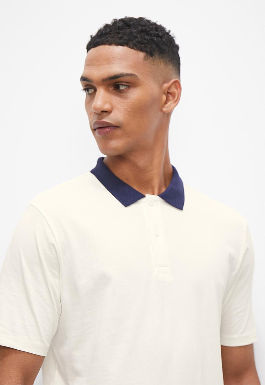 Superbalist - Contrast collar golfer - ecru & navy