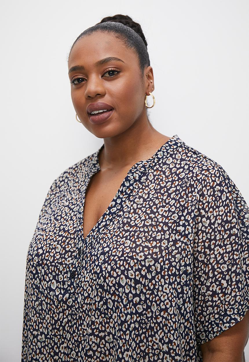 edit Plus - Short sleeve longline notch neck blouse - print