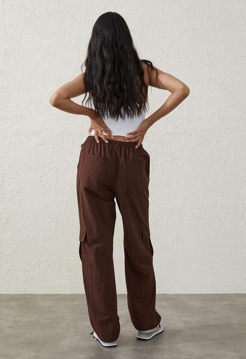 Cotton On - Parachute cargo pant - cedar brown