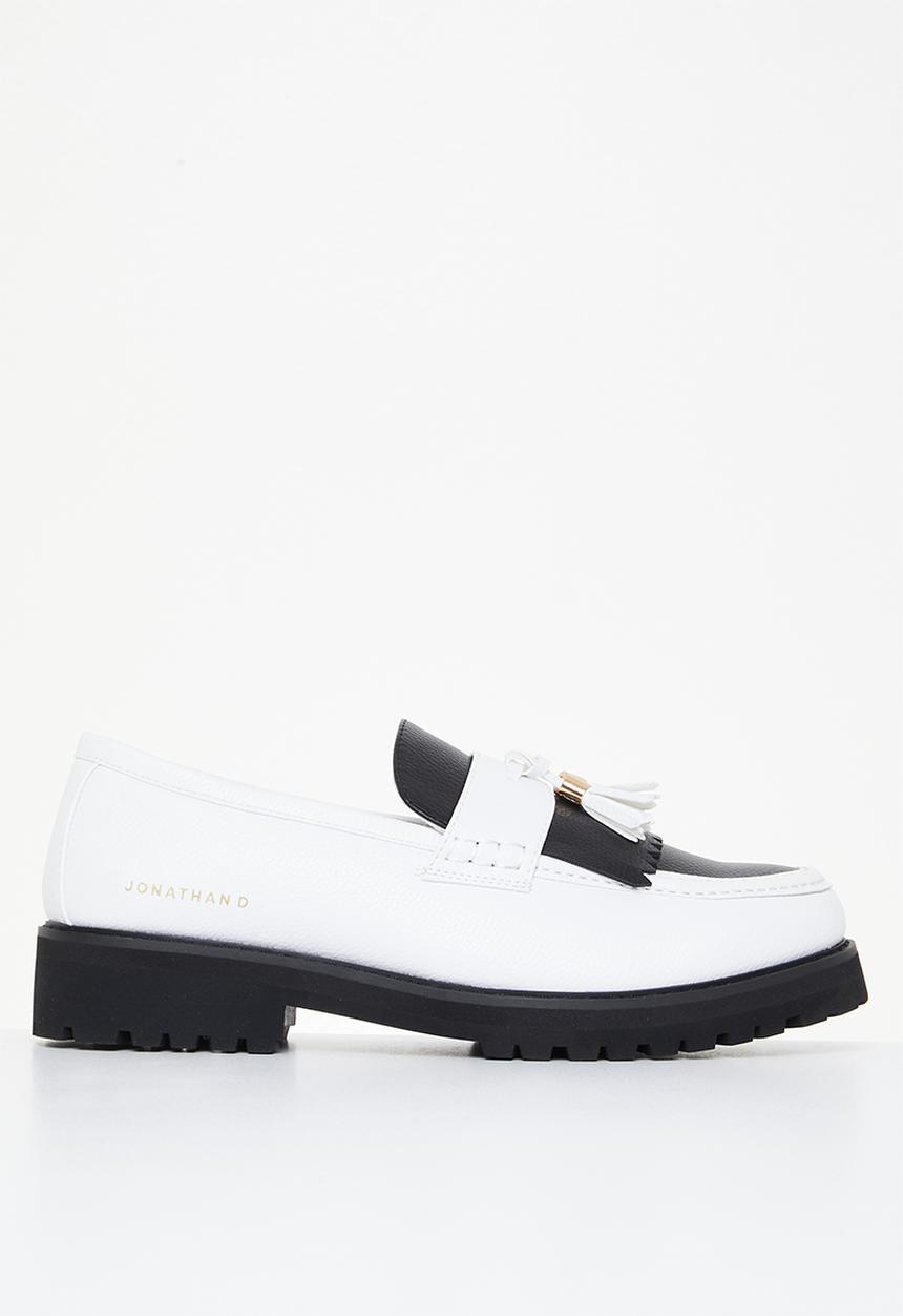 Jonathan D - J kiltie tassel - white & black