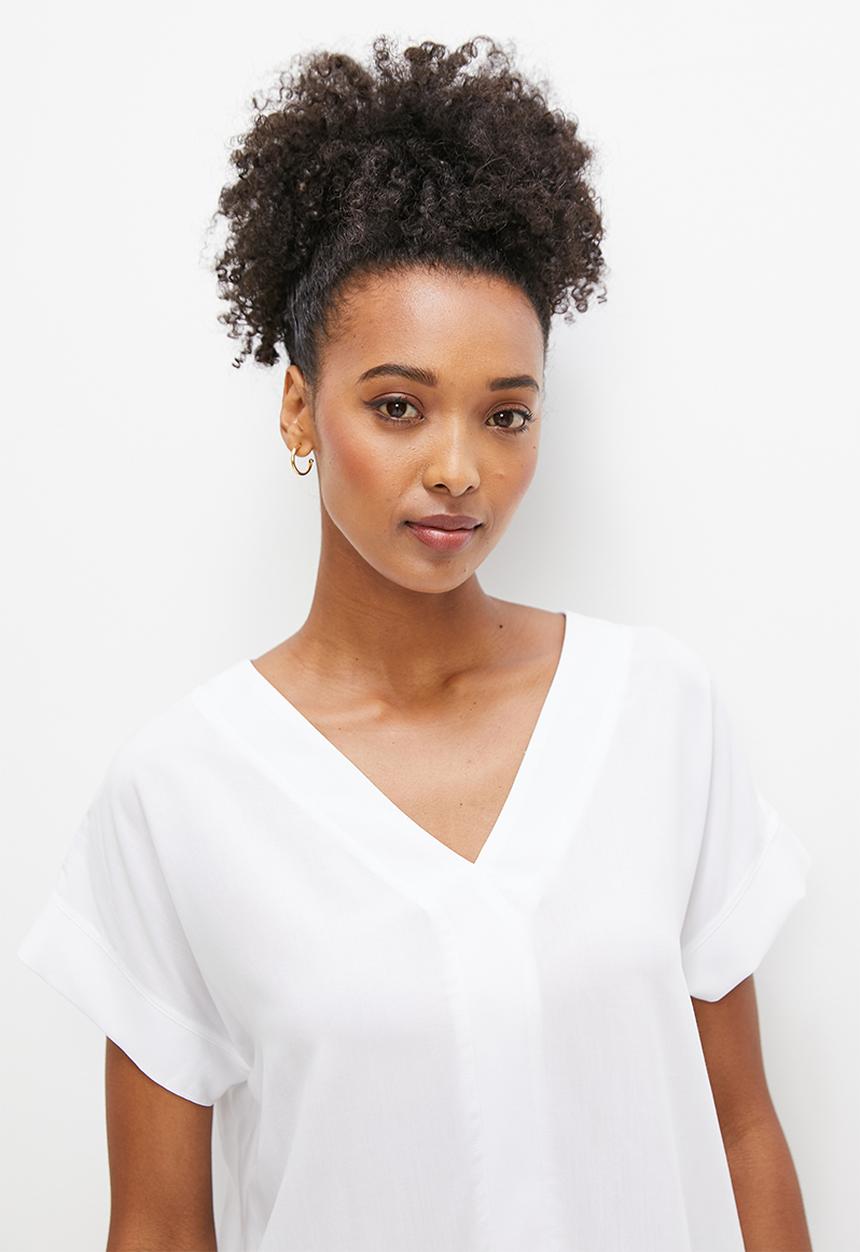 edit - Textured v-neck grown on shell - white