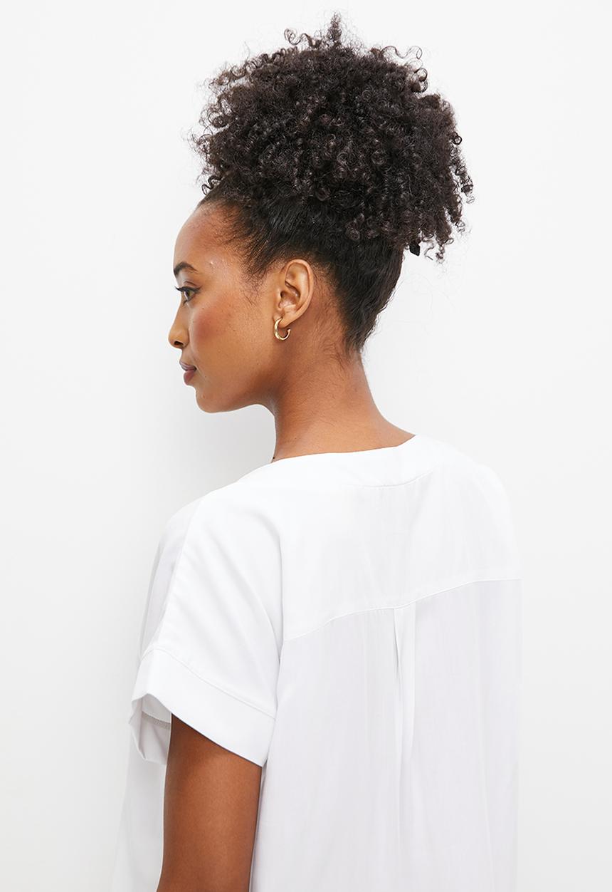 edit - Textured v-neck grown on shell - white