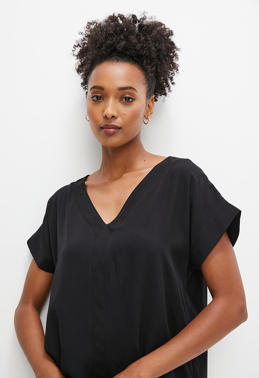 edit - Textured v-neck grown on shell - black