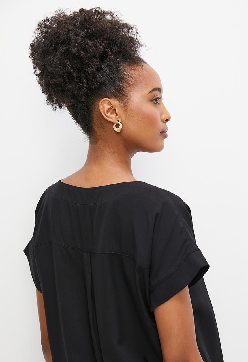 edit - Textured v-neck grown on shell - black