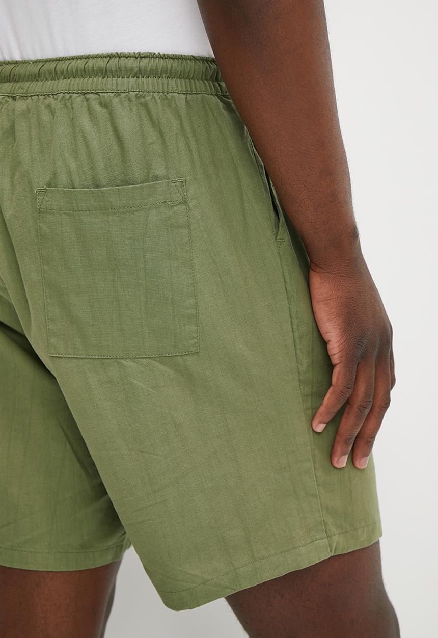 Lark & Crosse - Relaxed fit pull on short - olive