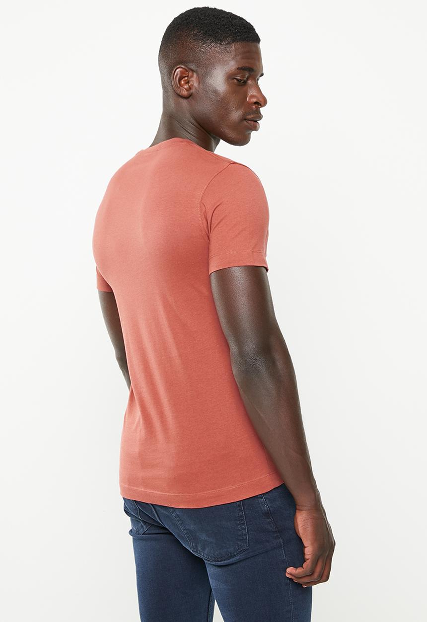 Calvin Klein - Stacked logo tee - terracotta tile