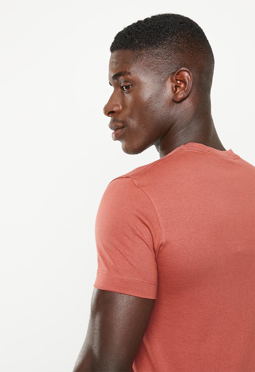 Calvin Klein - Stacked logo tee - terracotta tile