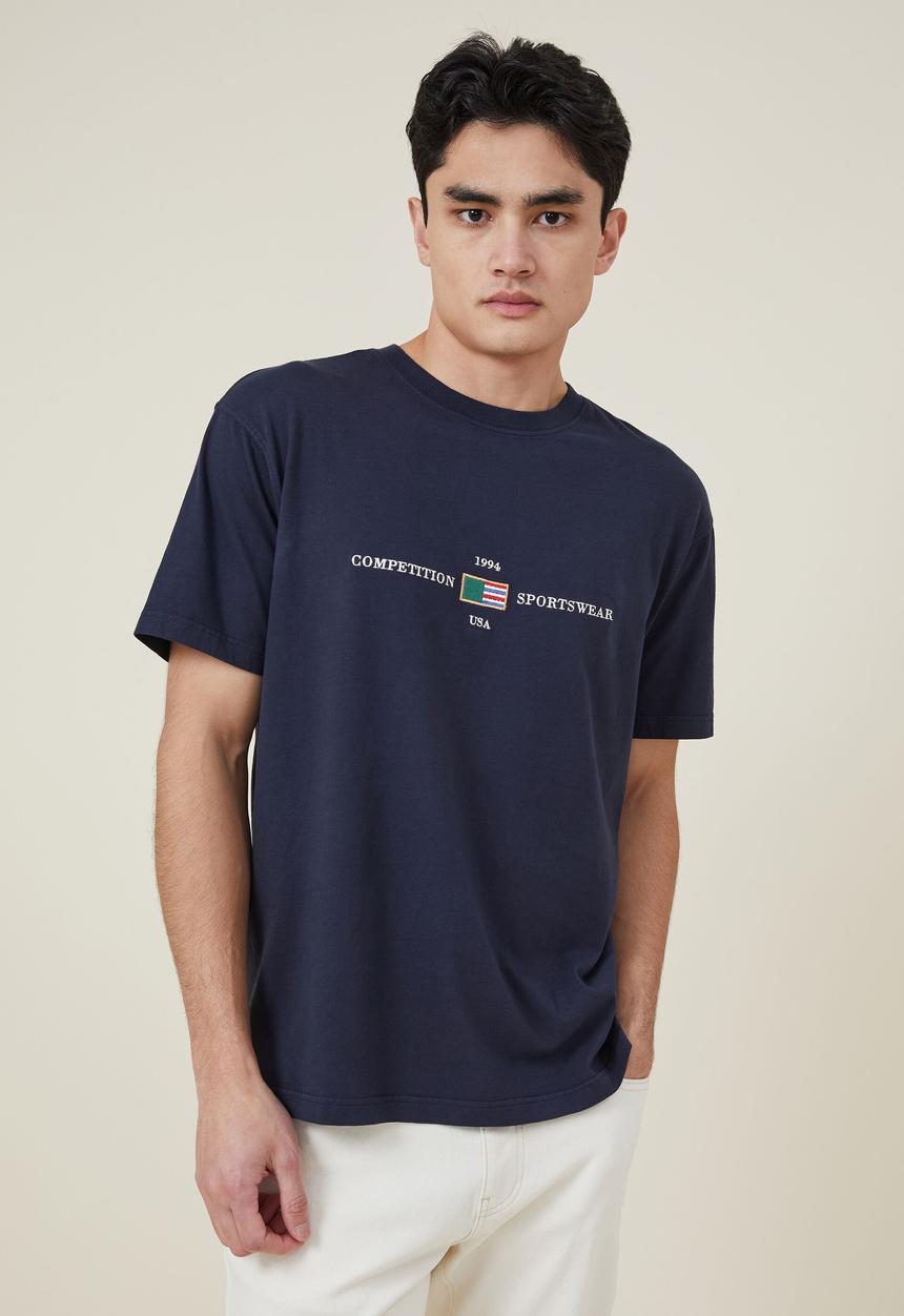 Cotton On - Premium loose fit classic T-shirt - true navy/1994 sportswear
