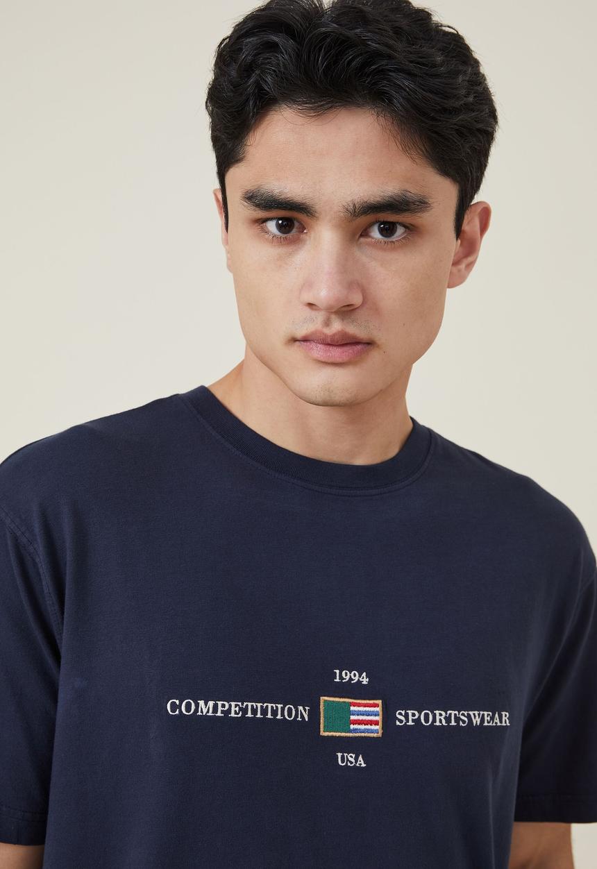 Cotton On - Premium loose fit classic T-shirt - true navy/1994 sportswear