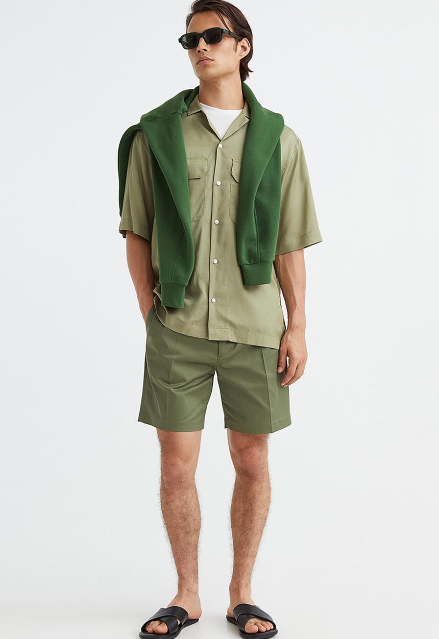 H&M - Regular fit tailored shorts - khaki green