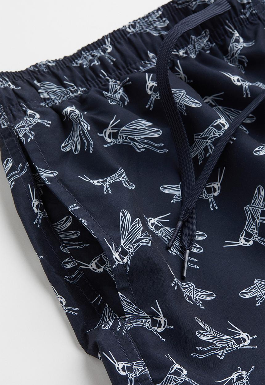 H&M - Patterned swim shorts - dark blue/grasshoppers