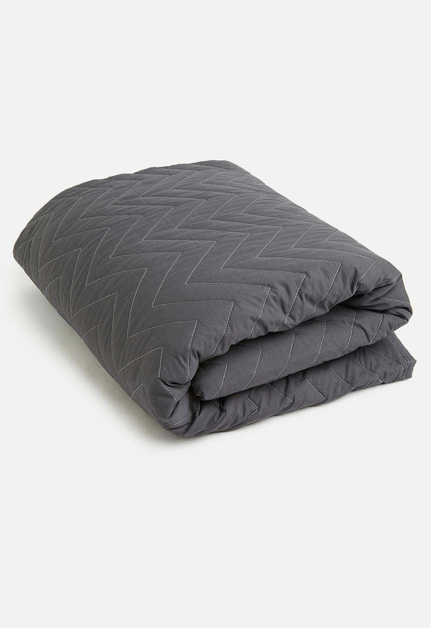 Sixth Floor - Chevron cotton quilt - charcoal