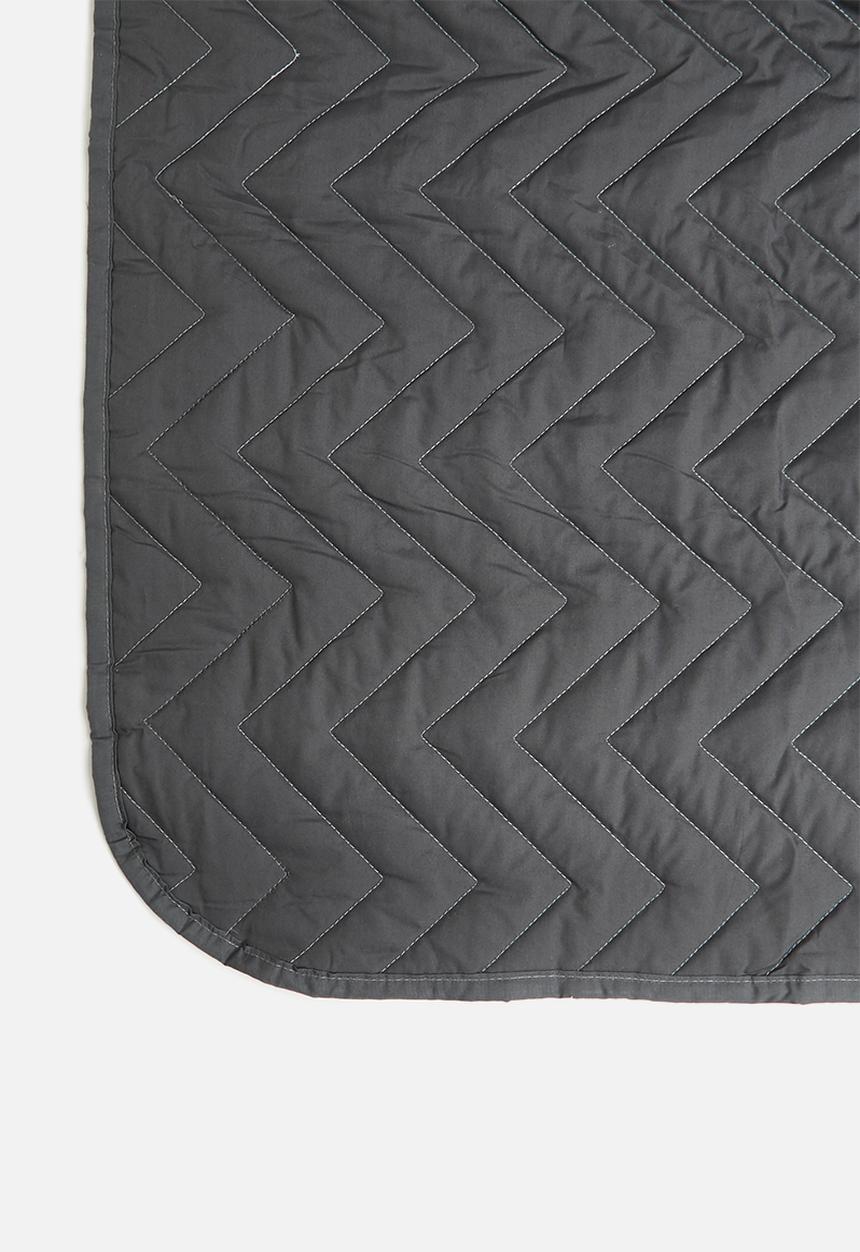 Sixth Floor - Chevron cotton quilt - charcoal
