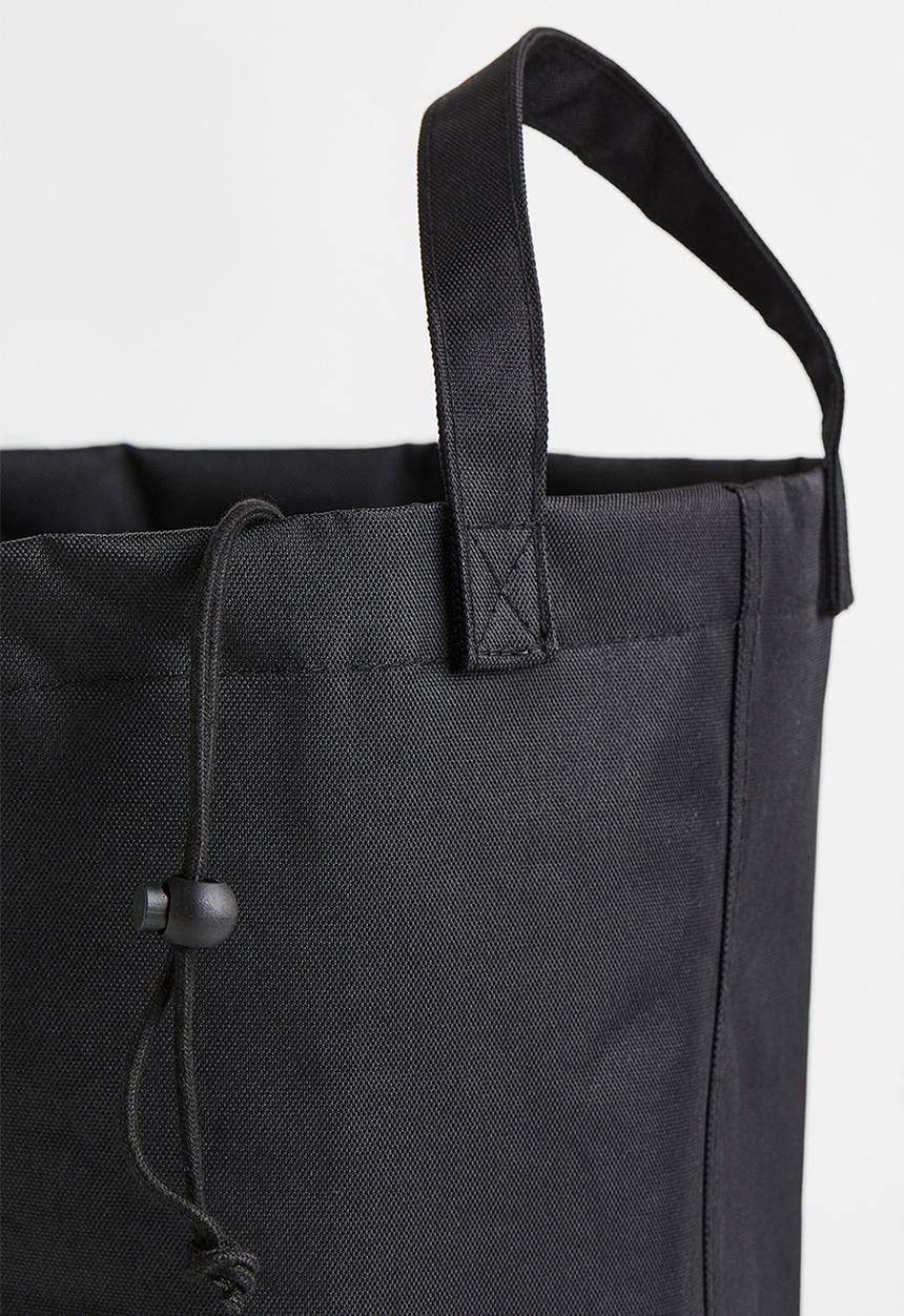 H&M - Printed laundry bag - black/multi