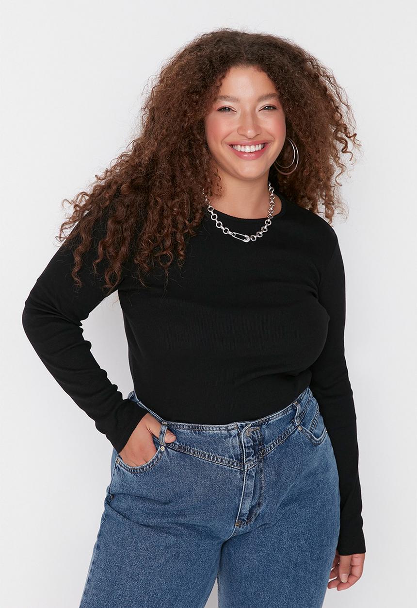 Trendyol - Plus crew neck basic blouse - black