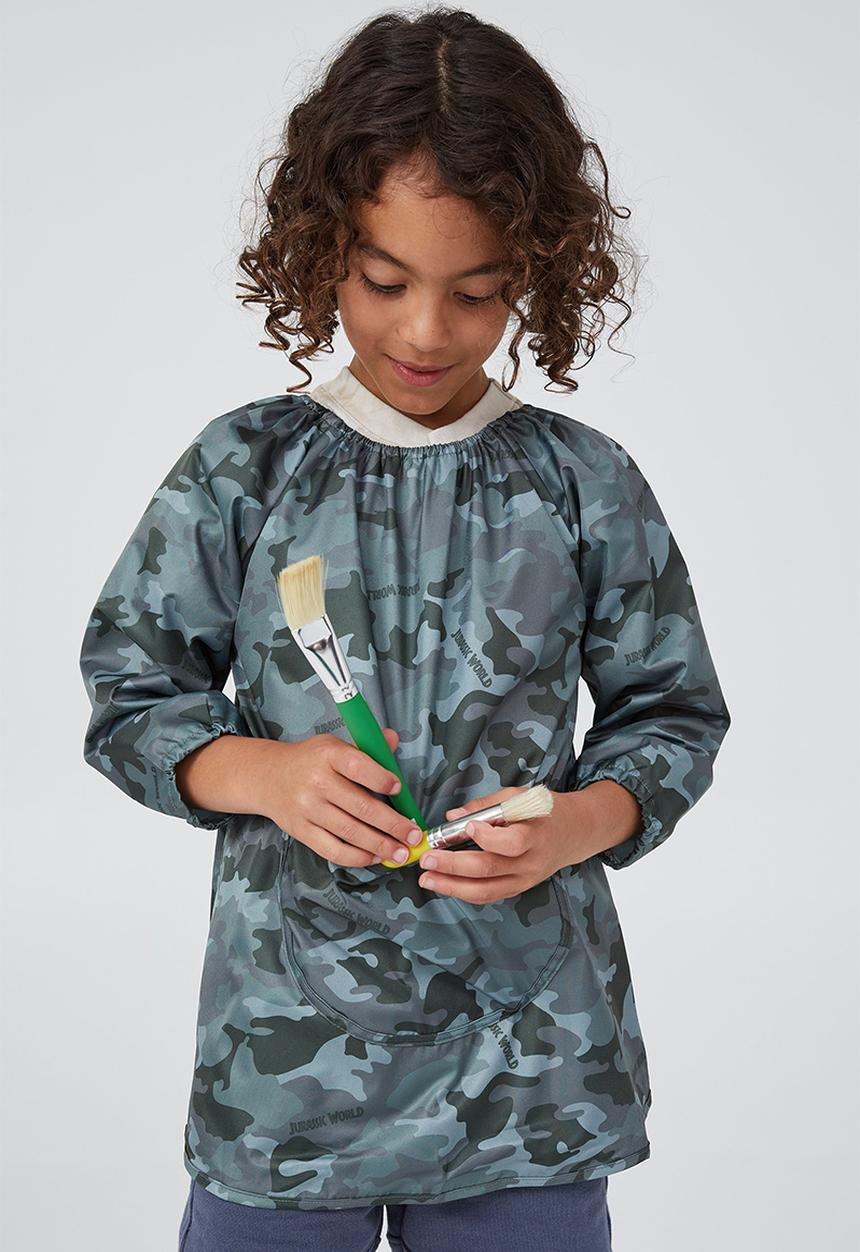 Cotton On - Licensed art smock - lcn uni jurassic world & camo park ranger 