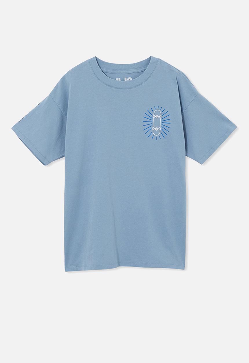 Cotton On - Sami short sleeve  embellished tee-dusty blue / high fives and half pipes