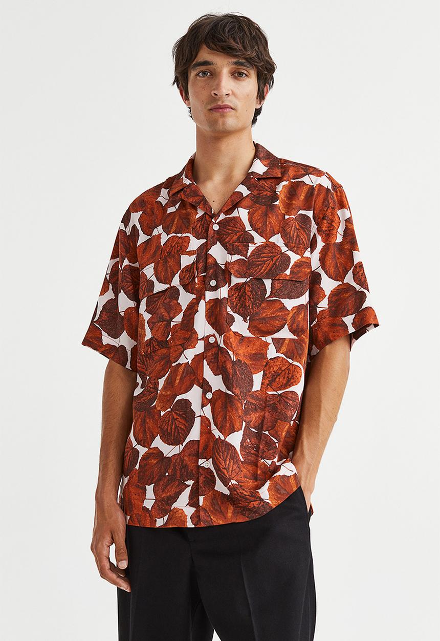 H&M - Relaxed fit lyocell resort shirt - rust red/leaves