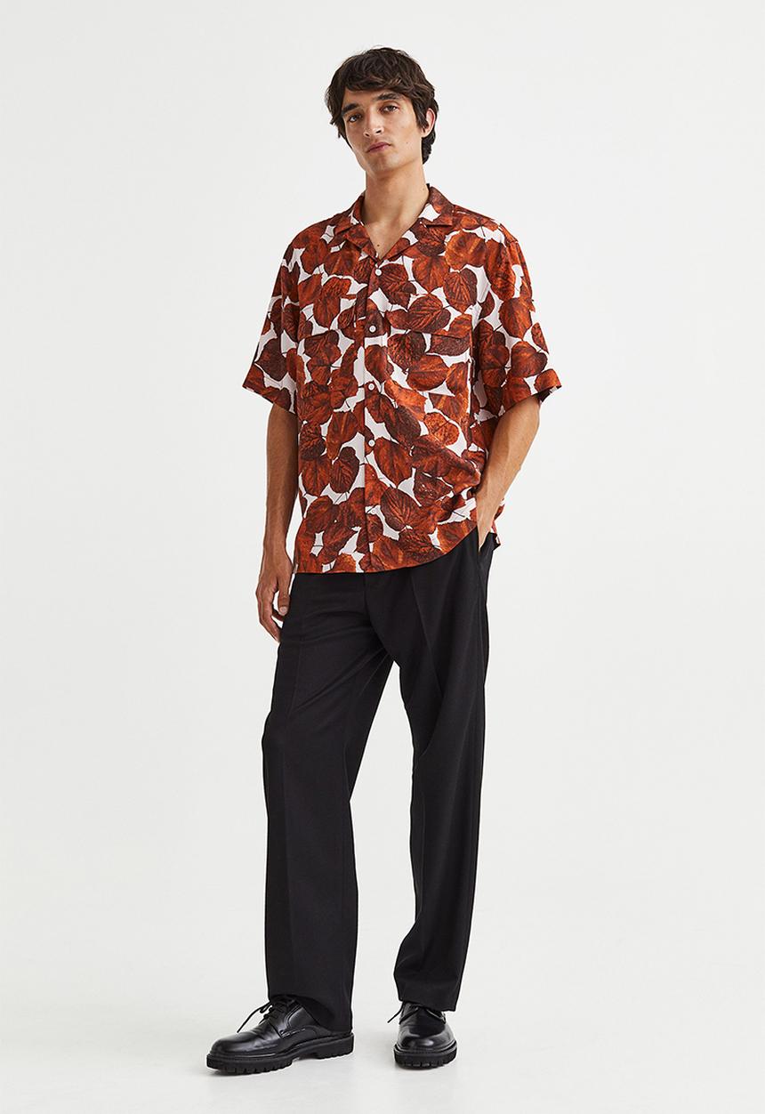 H&M - Relaxed fit lyocell resort shirt - rust red/leaves