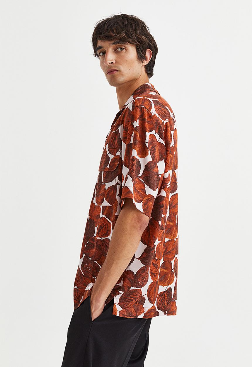 H&M - Relaxed fit lyocell resort shirt - rust red/leaves