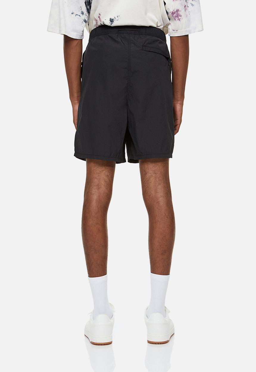 H&M - Relaxed fit belted nylon shorts - black
