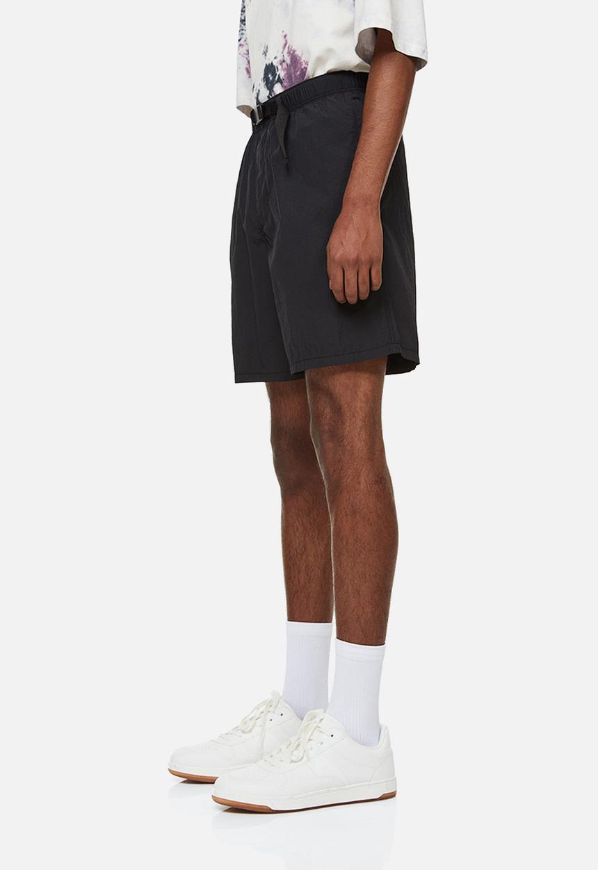 H&M - Relaxed fit belted nylon shorts - black