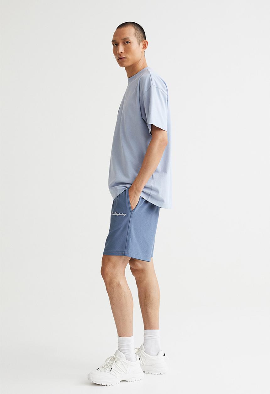 H&M - Relaxed fit sweatshirt shorts - pigeon blue/new beginnings
