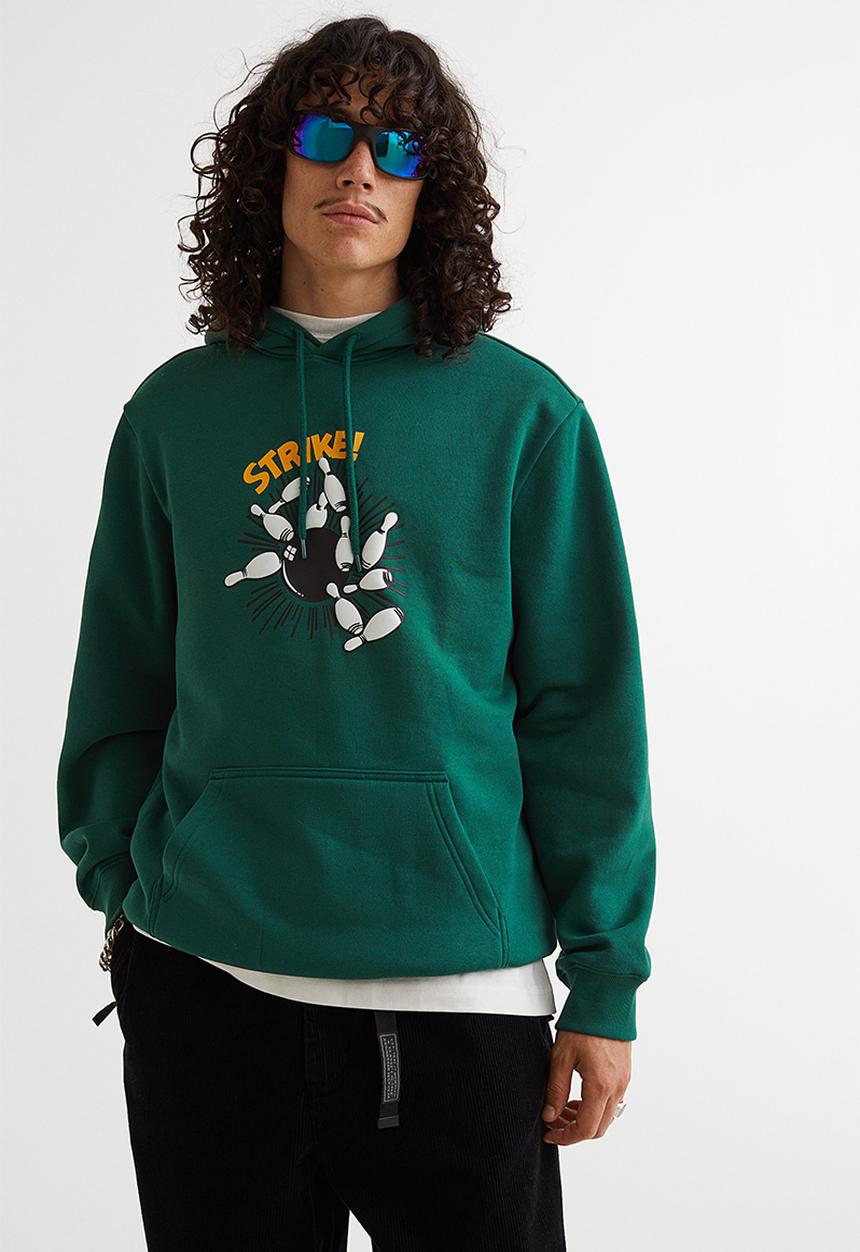 H&M - Regular fit hoodie - dark green/split happens