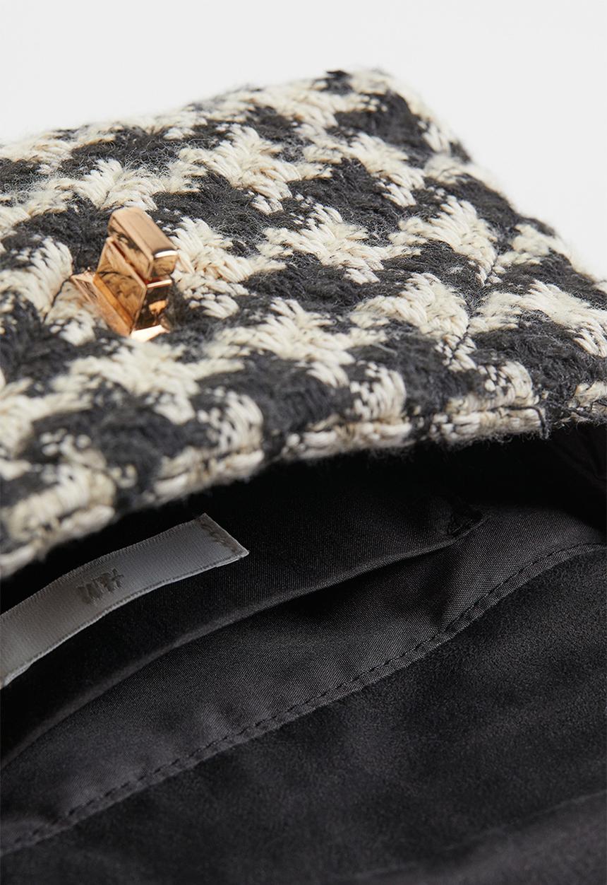 H&M - Small crossbody bag - black/dogtooth patterned