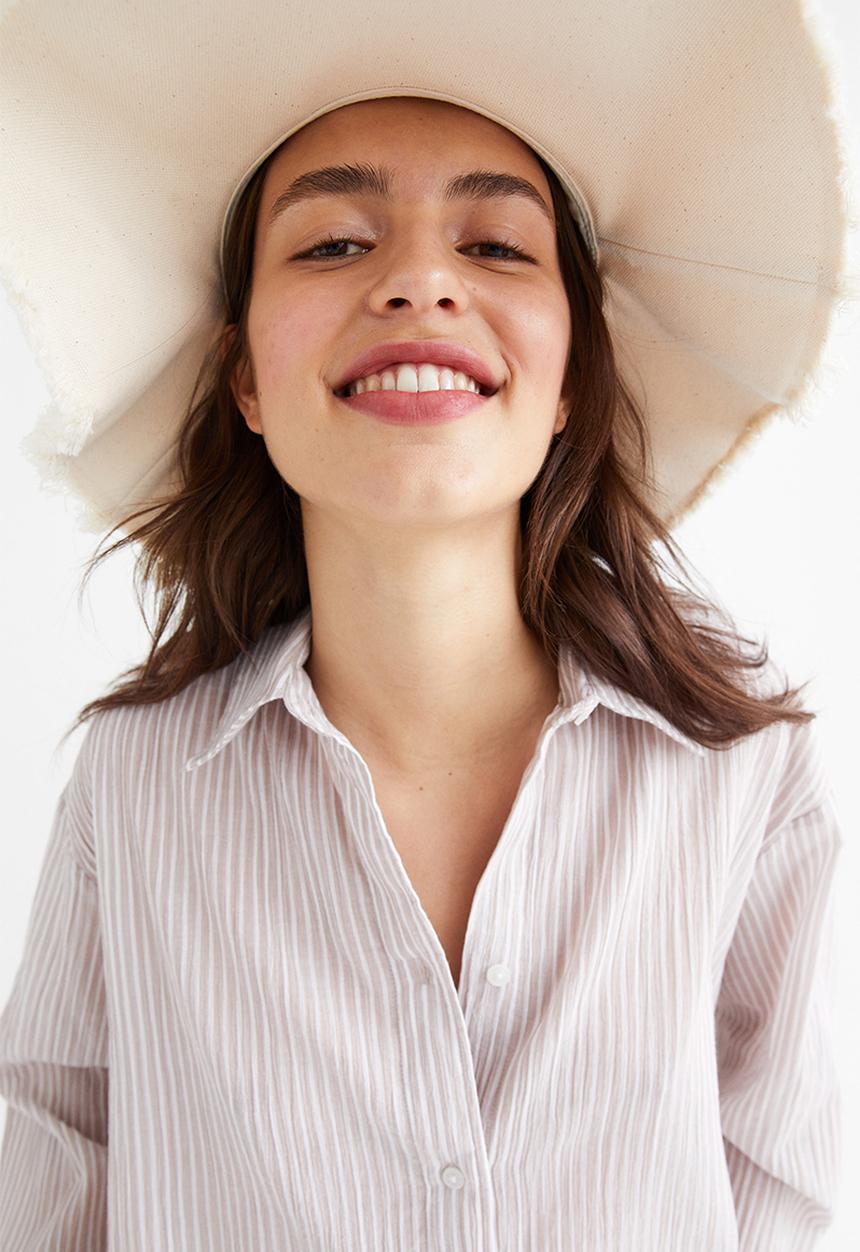 H&M - Crinkled cotton shirt - powder beige/striped