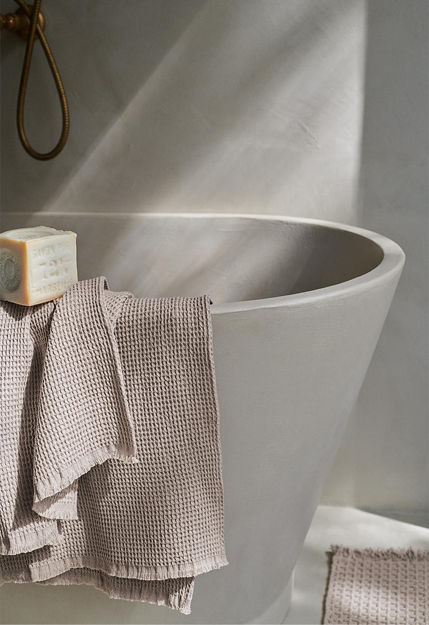 H&M - Waffled bath towel - grey/beige