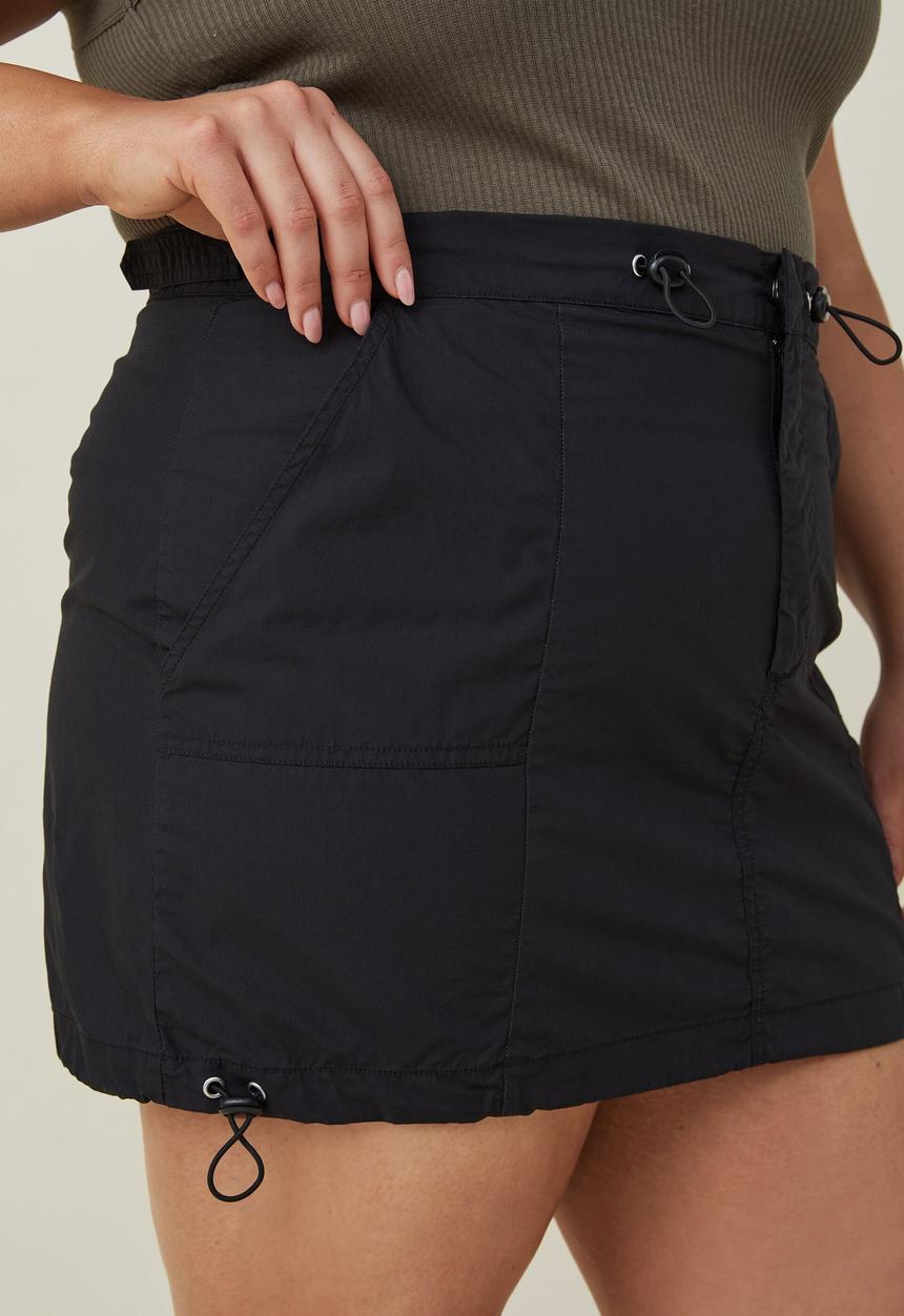 Cotton On - Curve jordan cargo mini skirt - black