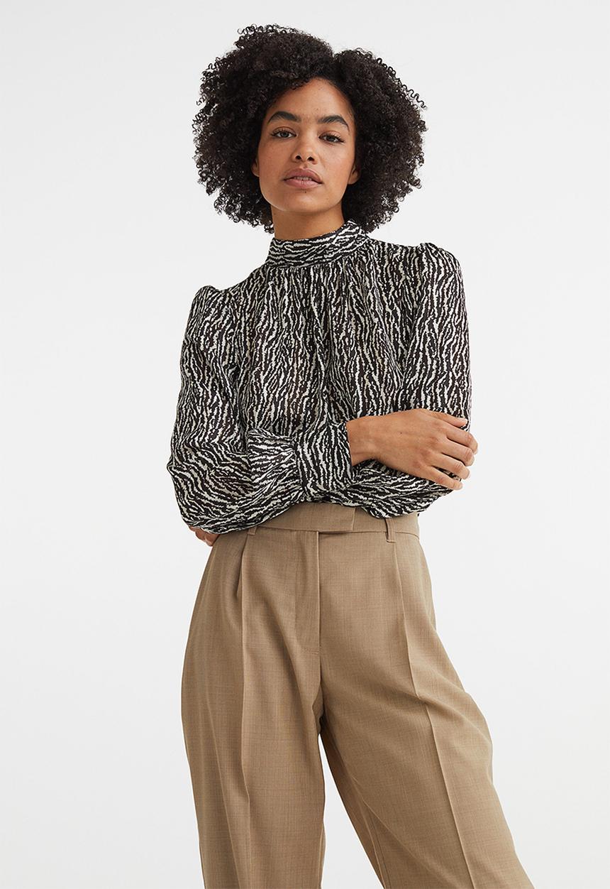 H&M - Stand-up collar satin blouse - black/patterned