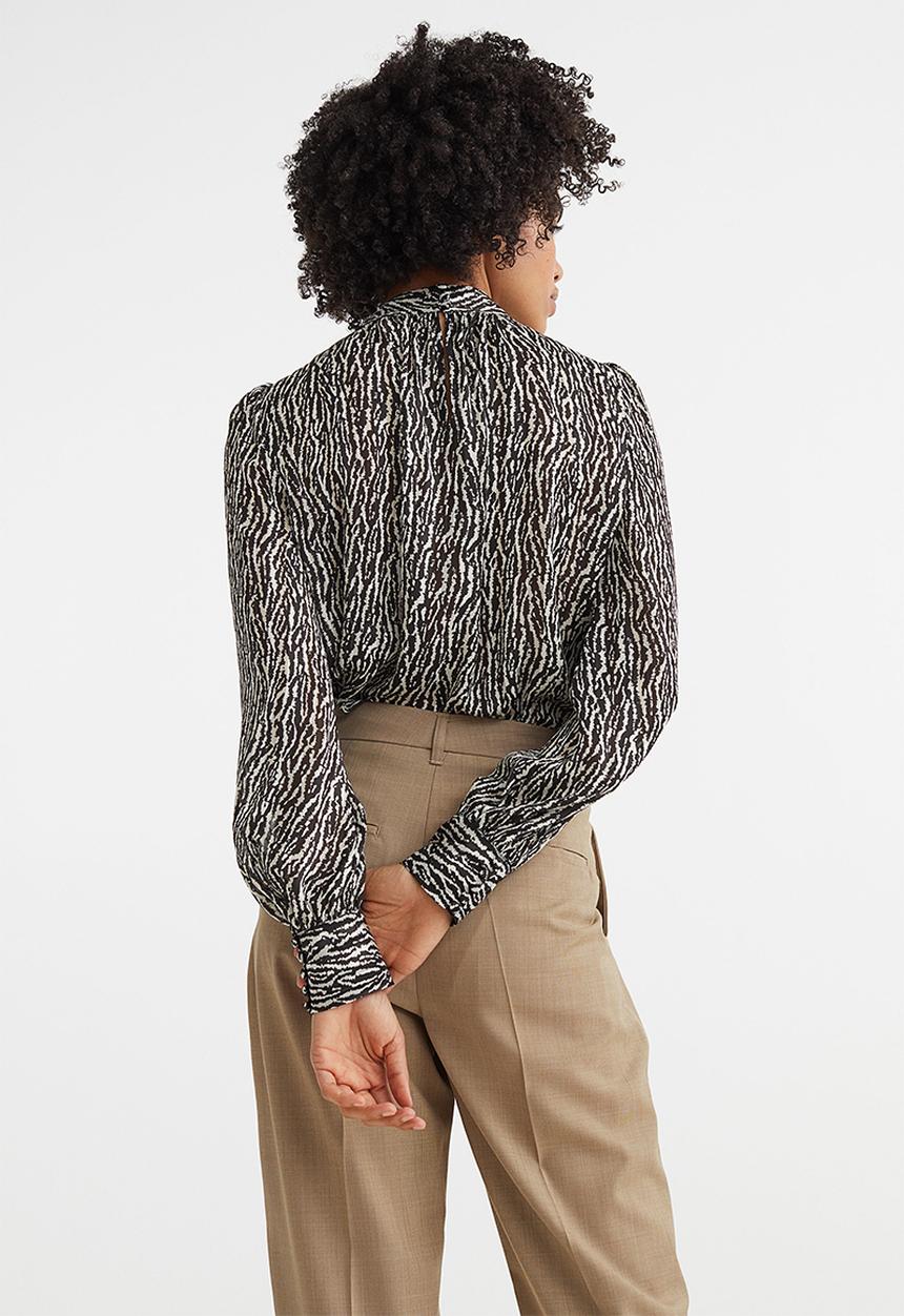 H&M - Stand-up collar satin blouse - black/patterned