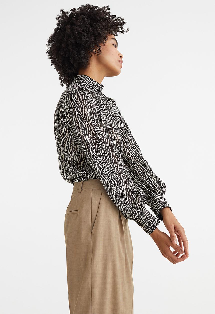H&M - Stand-up collar satin blouse - black/patterned