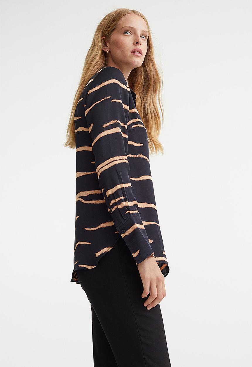 H&M - Fitted shirt - dark blue/zebra print