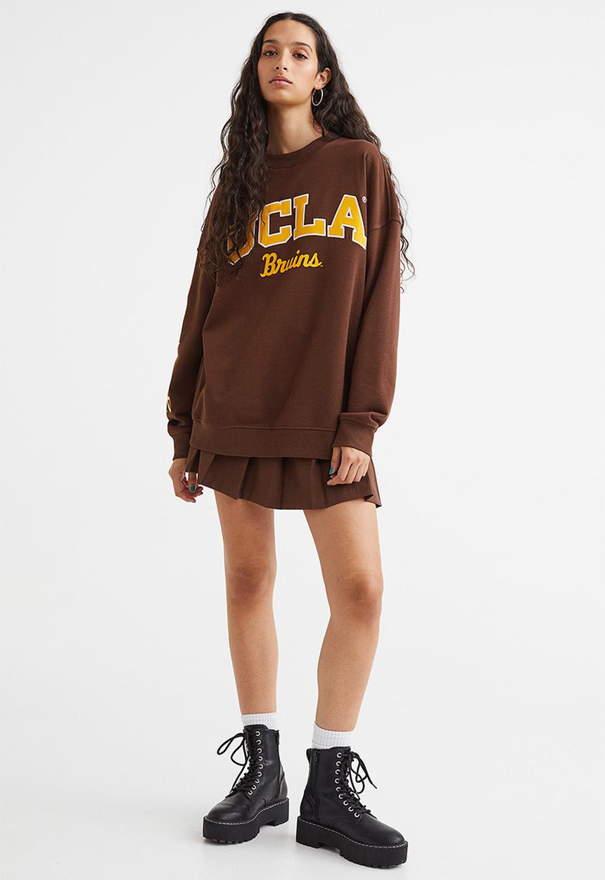 H&M - Oversized printed sweatshirt - dark brown/ucla