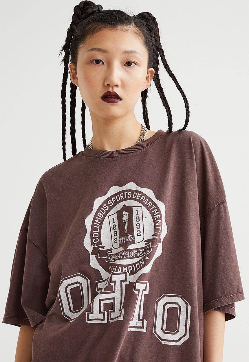 H&M - Oversized printed T-shirt - dark brown/ohio