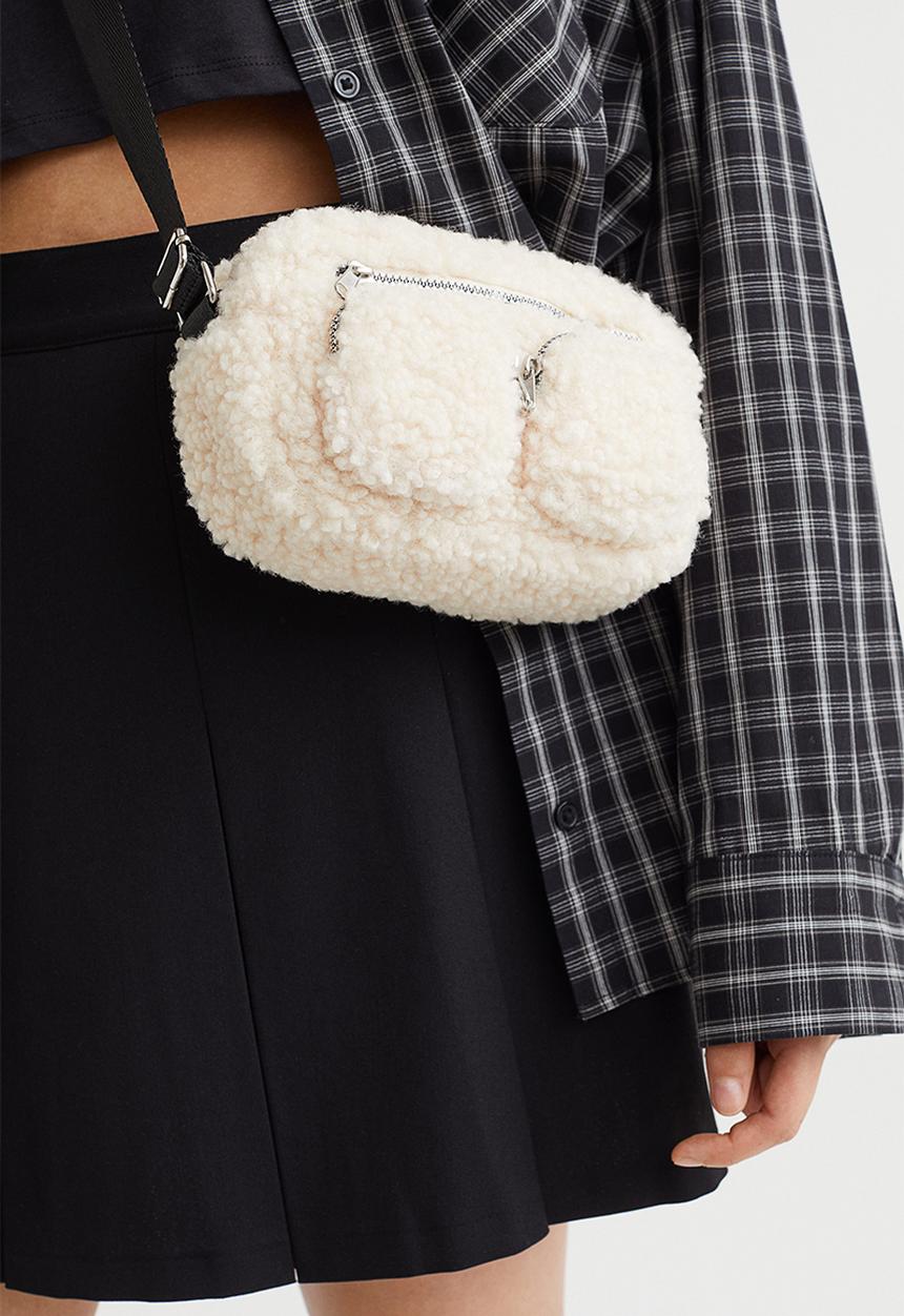 H&M - Small shoulder bag - cream/black