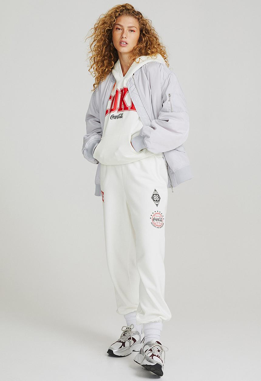 H&M - Printed joggers - white/coca-cola