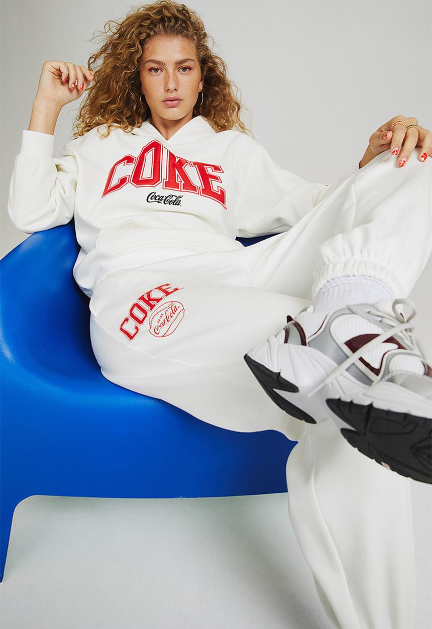 H&M - Printed joggers - white/coca-cola
