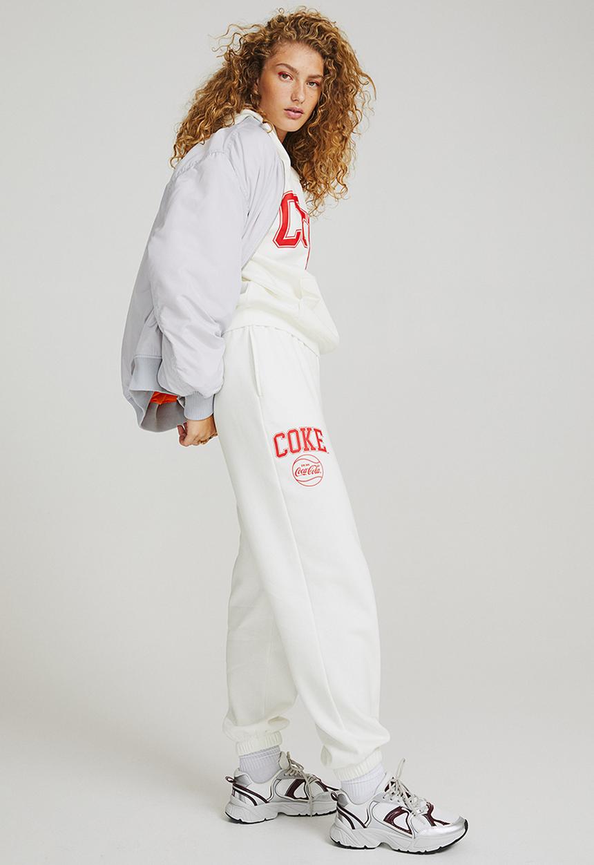 H&M - Printed joggers - white/coca-cola