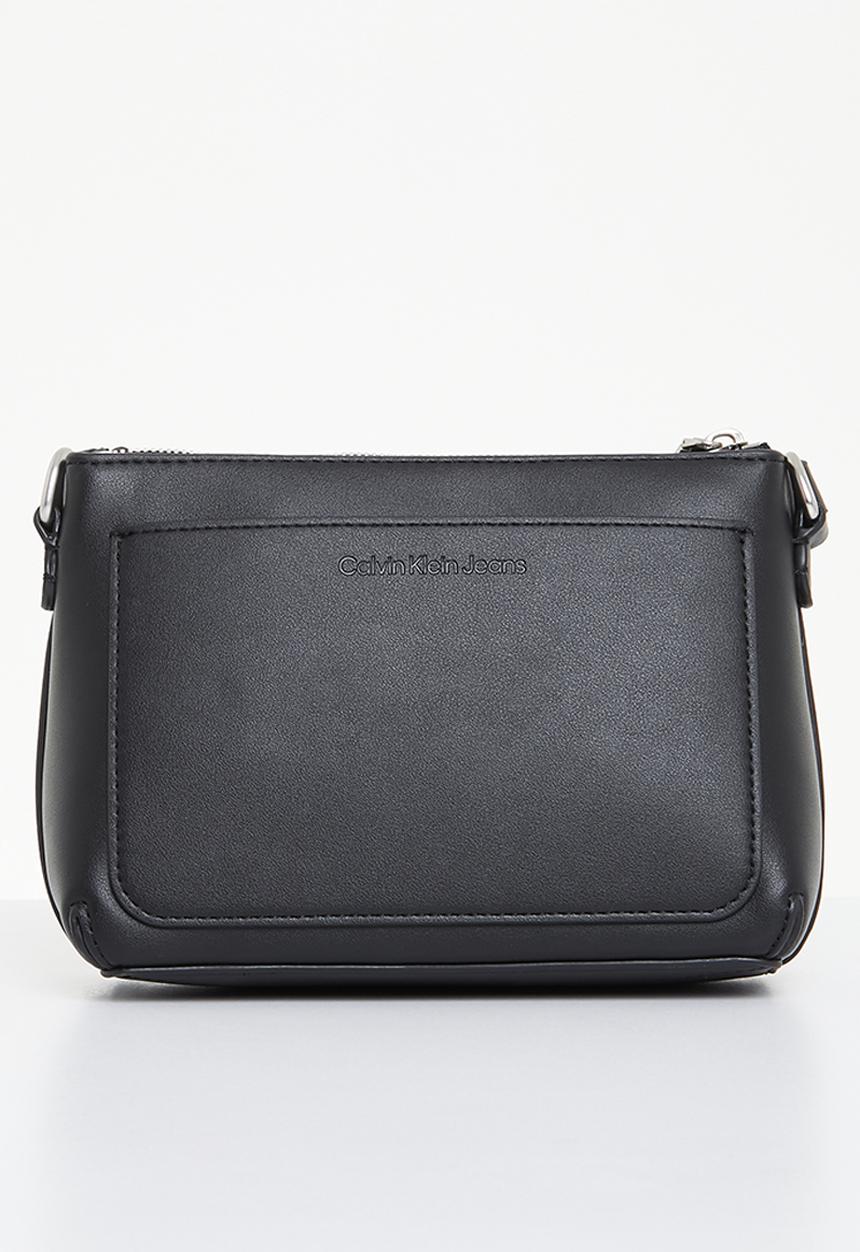 Calvin Klein - Sculpted camera pouch - black