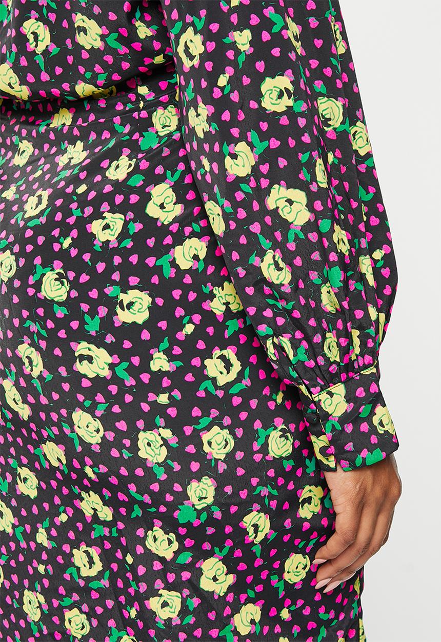 Glamorous - Plus satin wrap multi rose printed maxi dress - black